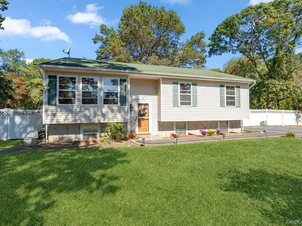 15 New York Ave, Bay Shore, NY 11706