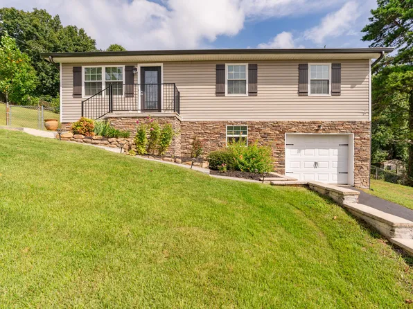911 Crest Dr, Chickamauga, GA 30707