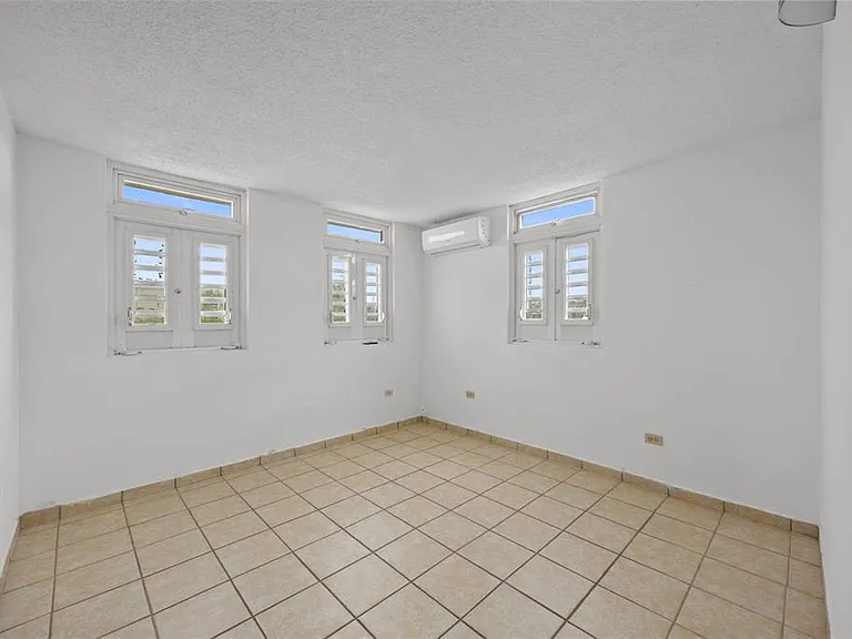 24 Gables Breeze — Photo 8