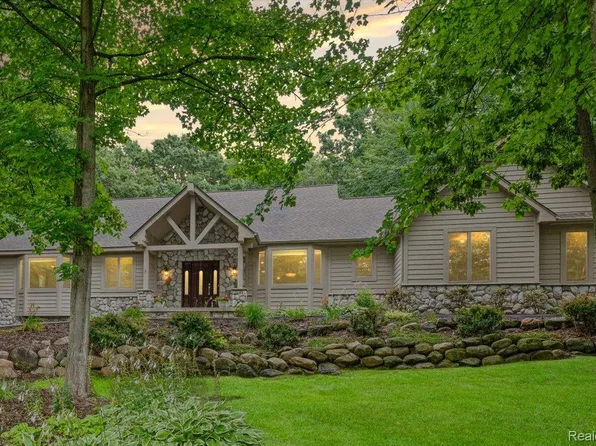 15301 Oak Hollow Dr, Holly, MI 48442