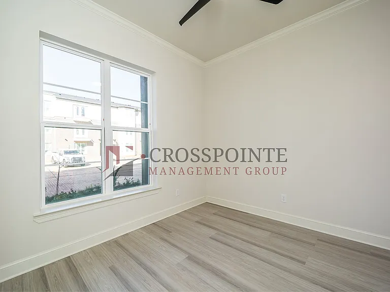 554 W Erwin — Photo 3