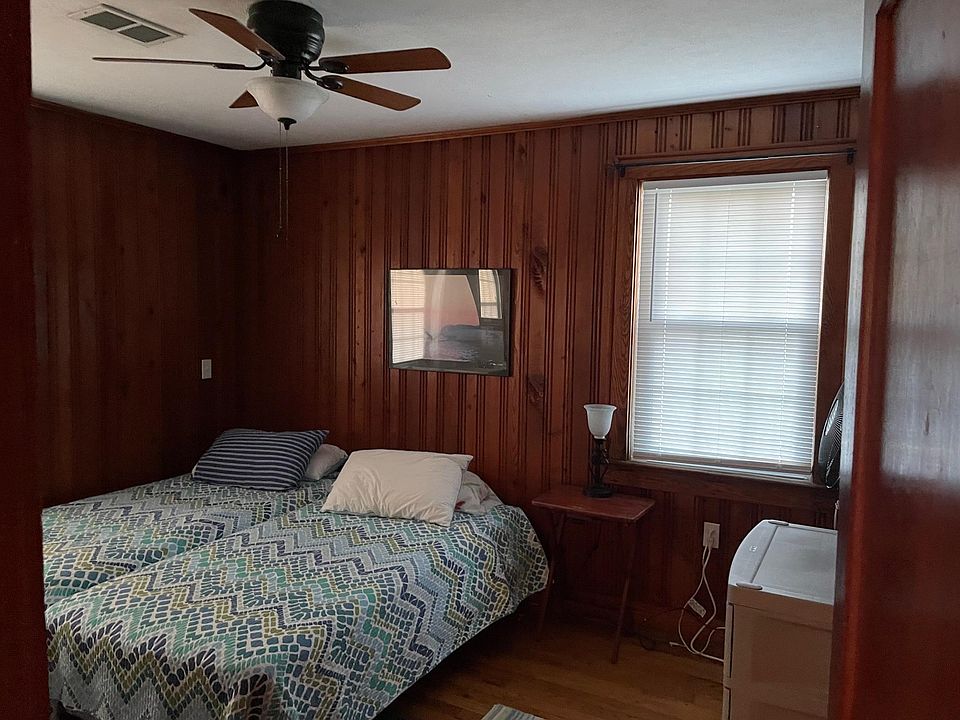 bedroom with full bath