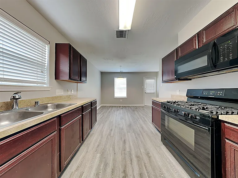 16326 Royal Fort Ln — Photo 6