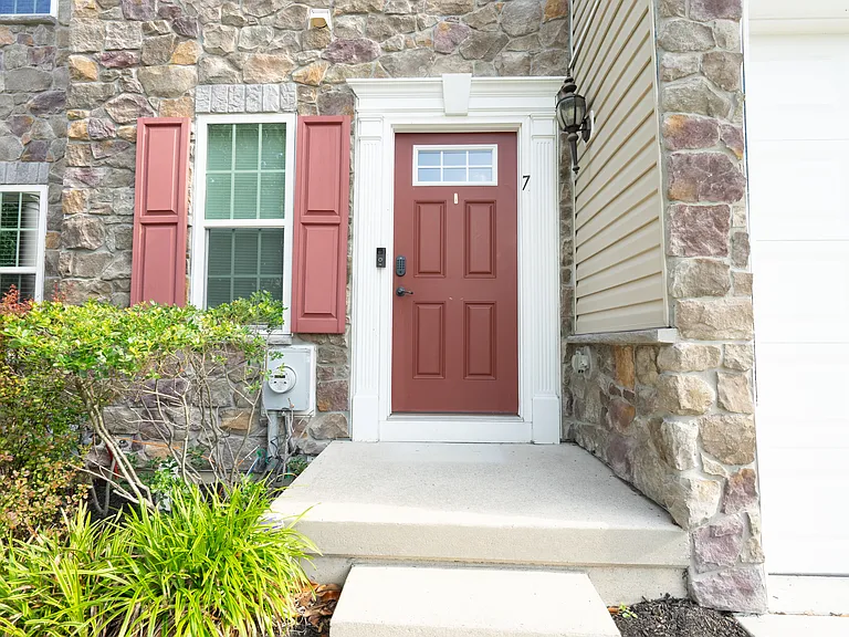 7 Franklin Cir — Photo 2