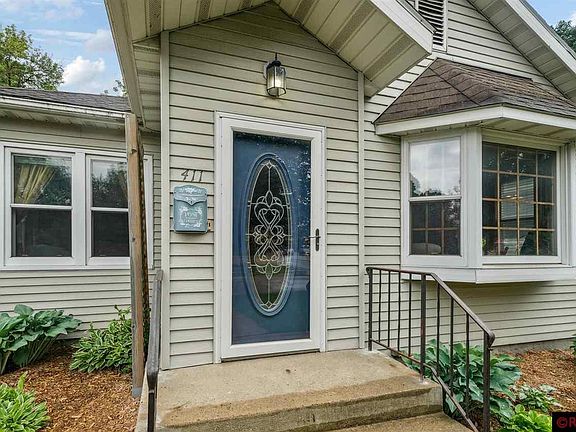 3rd image of 411 Blue Earth St