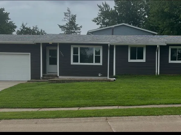 1969 Queens Dr, Bettendorf, IA 52722