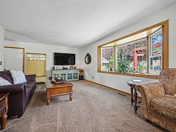 3rd image of 7619 Meadowmoor Dr NE