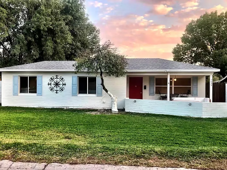 1635 E Solano Dr — Photo 2
