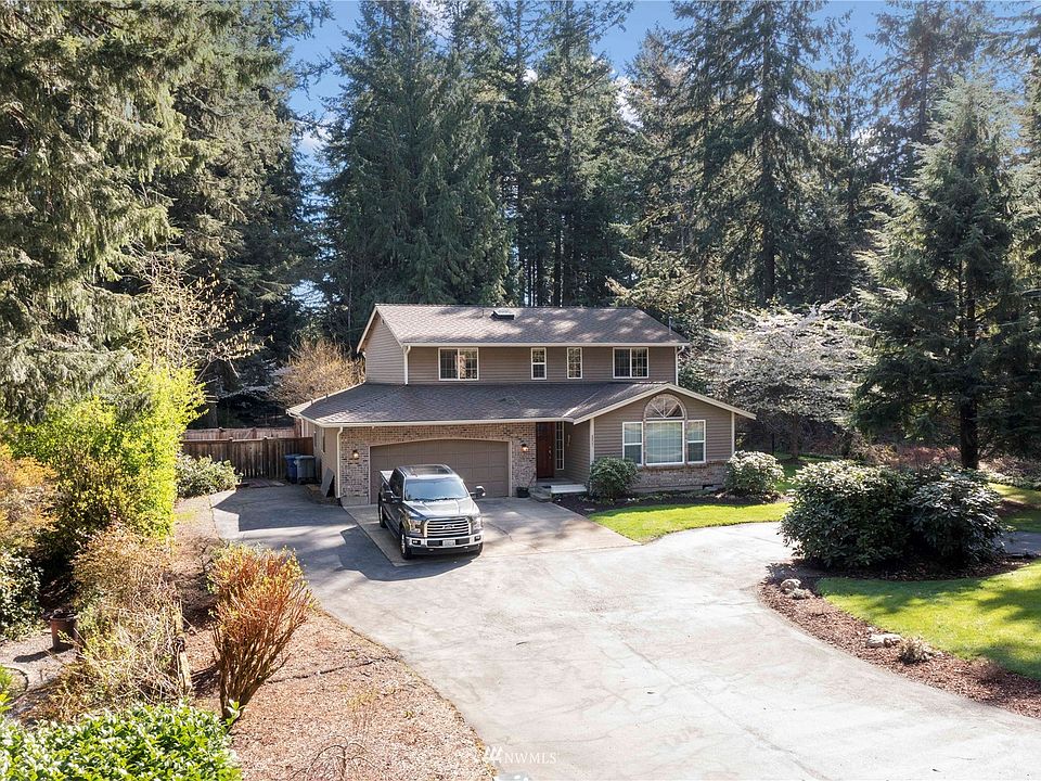 Welcome to your updated home located on shy 3/4 acre lot in Lake Tapps' Hidden View neighborhood