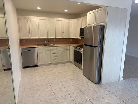 4th image of 2053 Rexford C #2053