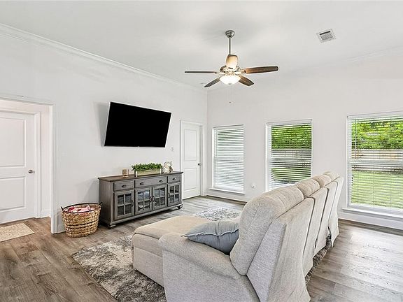 4th image of 232 2nd St
