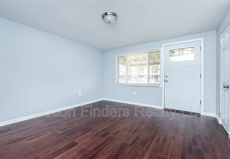 2032 Kelmore Rd — Photo 2