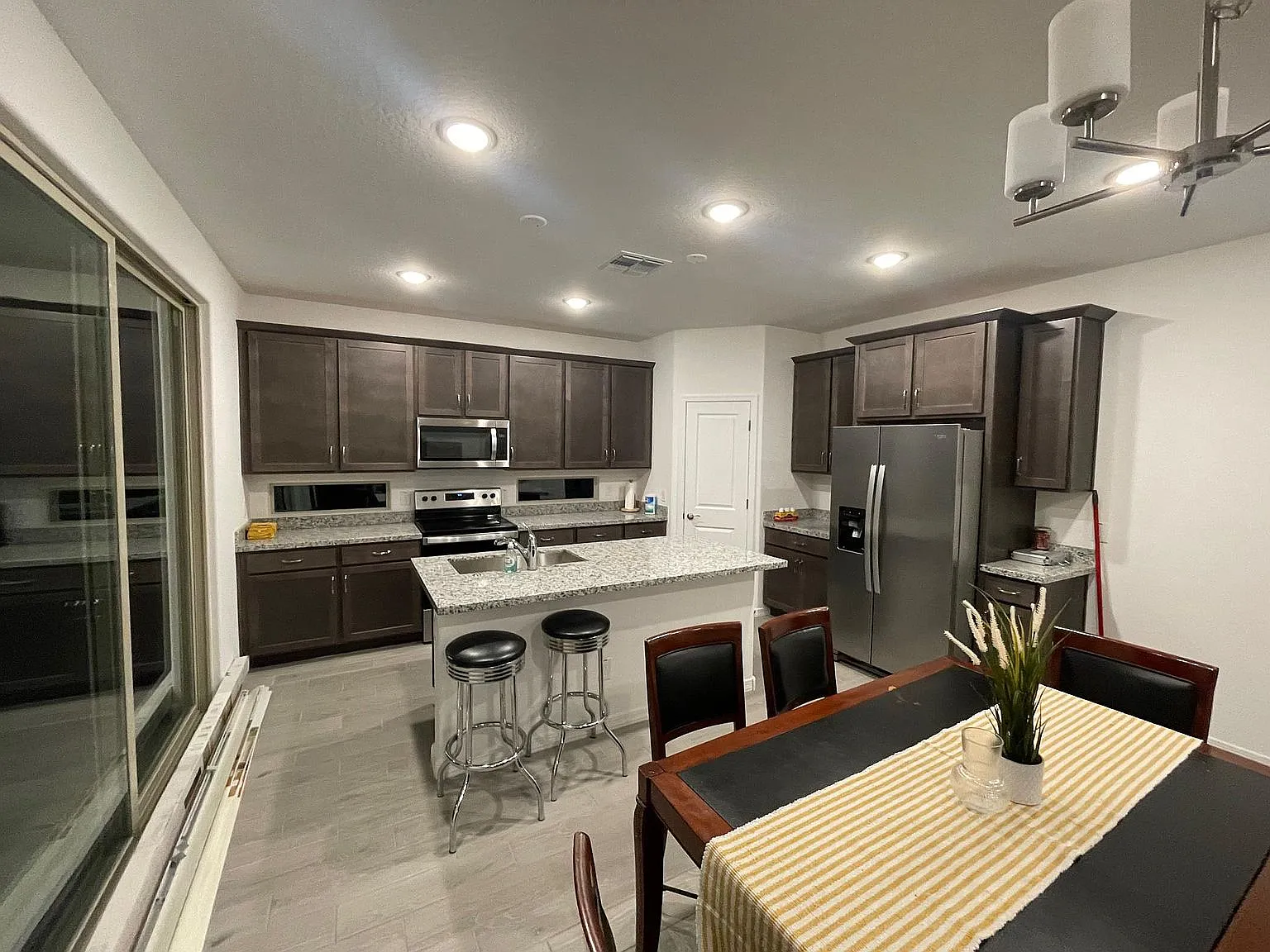 3 bed, 2.5 bath, 2051 sqft, $2,350 — Photo 3