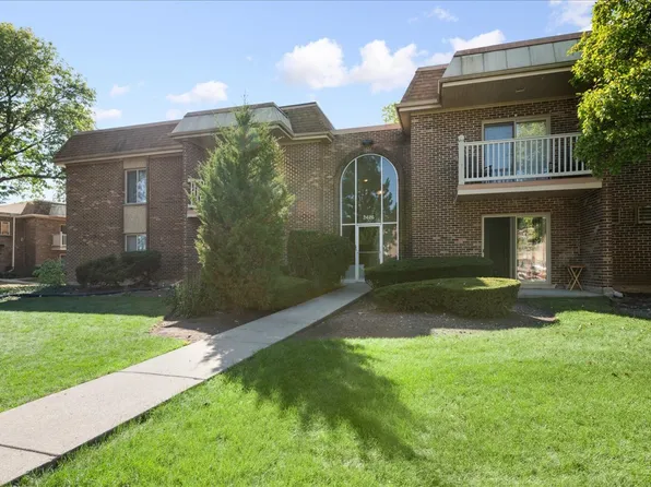 2426 N Kennicott Dr APT 1B, Arlington Heights, IL 60004