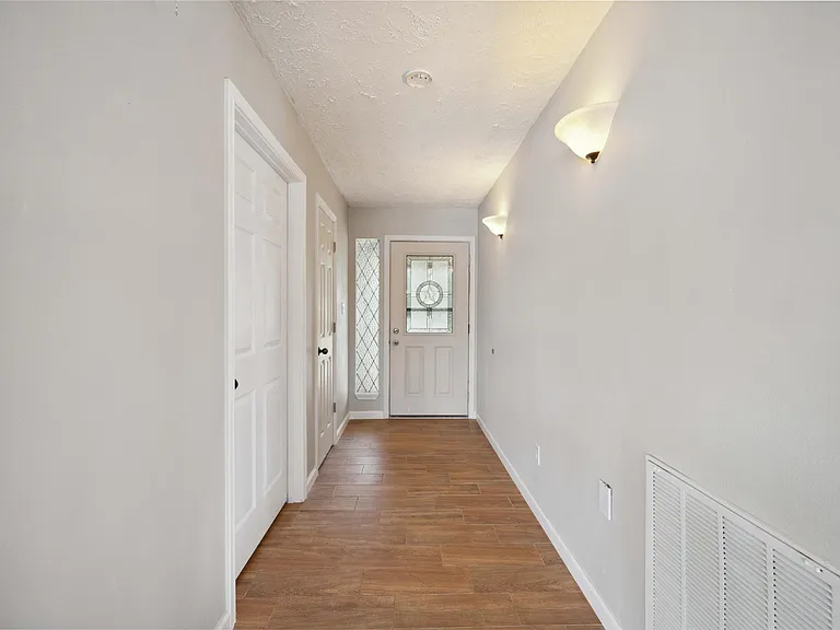 911 Brook Forest Dr — Photo 4