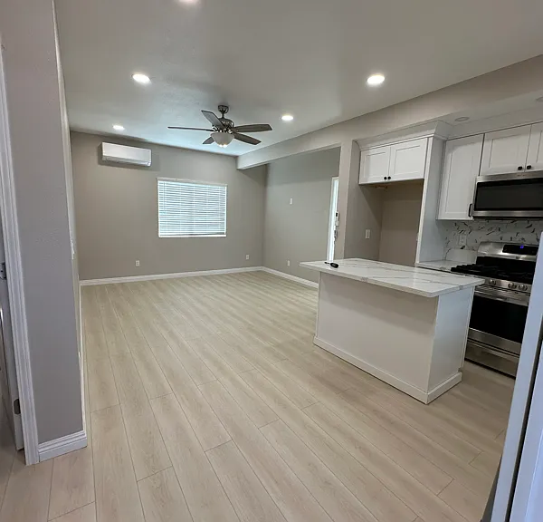 543 W G St — Photo 1