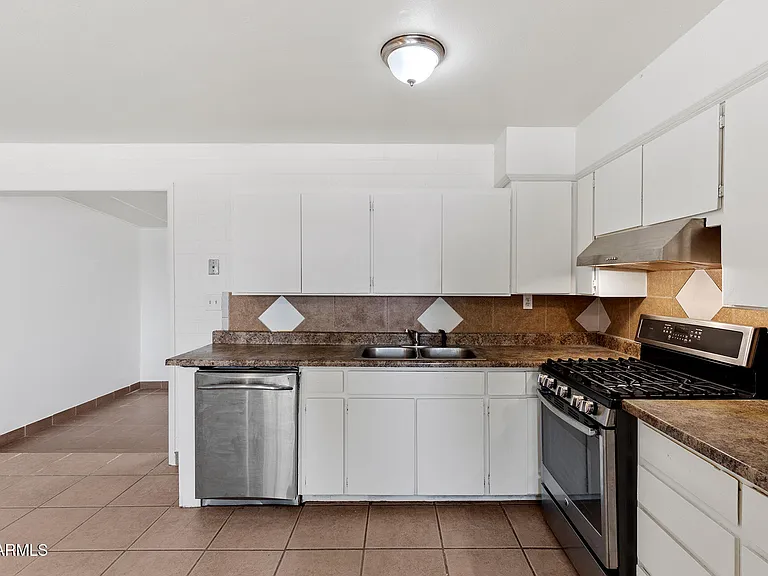 2246 W Sierra St — Photo 16