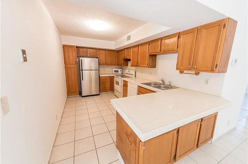 3 bed, 1178 sqft, $2,850 — Photo 2