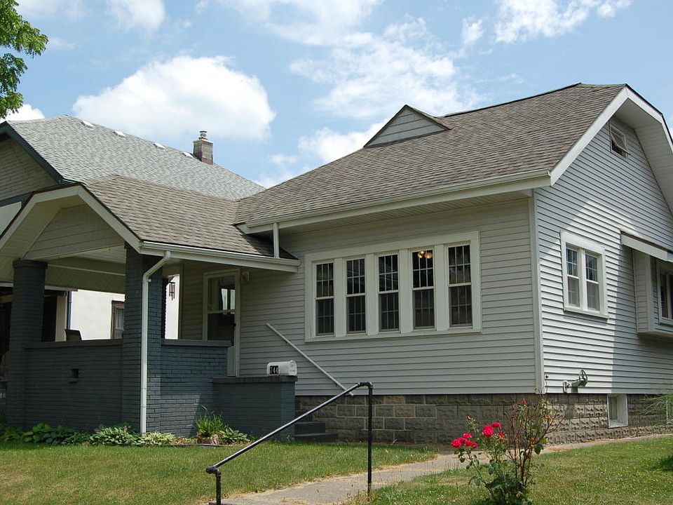 1st image of 744 Crescent St NE