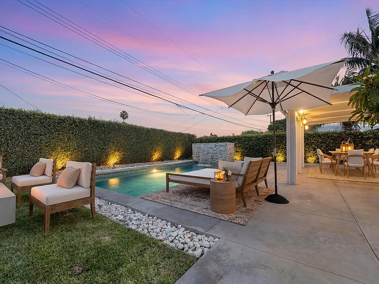 Backyard Retreat - Heated pool, hot tub, outdoor dining area
