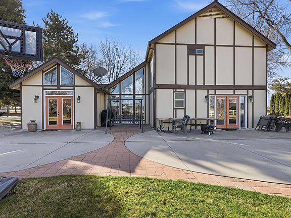 3rd image of 5702 E Victory Rd