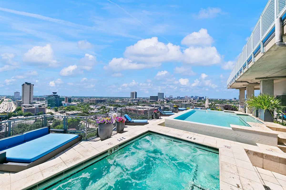 Photo 2 of 46 - 2000 Bagby St #13420 - Houston, TX Building Photo - 2000 Bagby St #13420