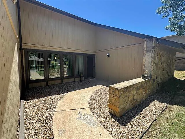 2901 Old Mallard Rd — Photo 2