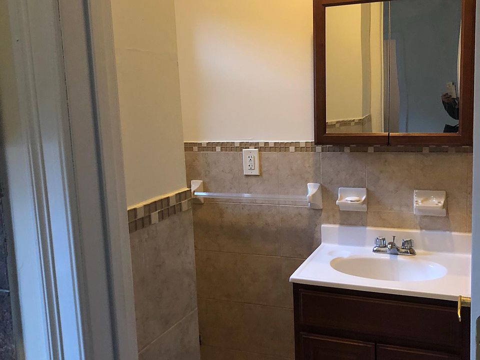 2nd image of 220 51st St APT 5