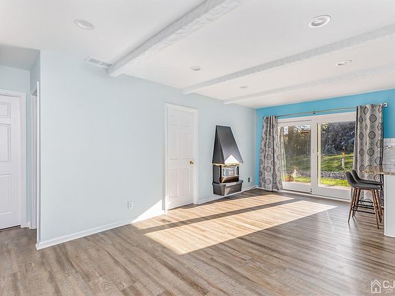 4th image of 12 Helen Dr