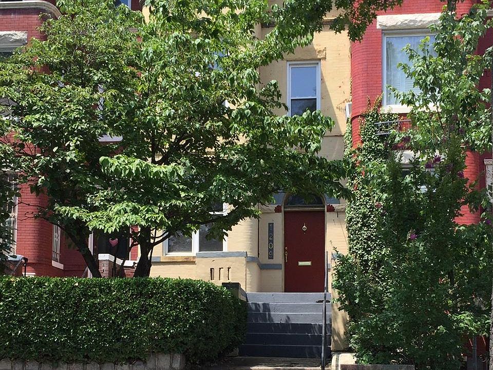 Located on beautiful tree lined street. Walk to loads of restaurants and bars