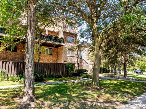 120 Ling Rd #38, Toronto, ON M1E 4V9