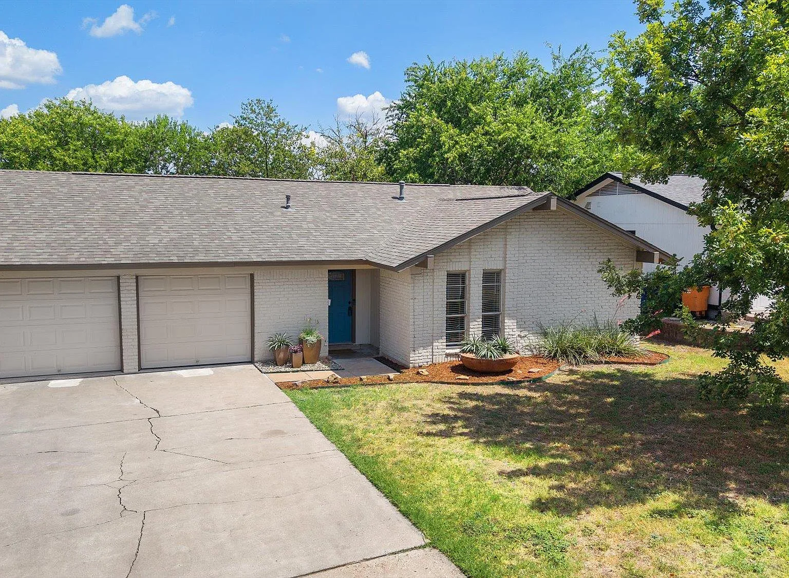 3 bed, 2.0 bath, 1134 sqft, $2,195 — Photo 3