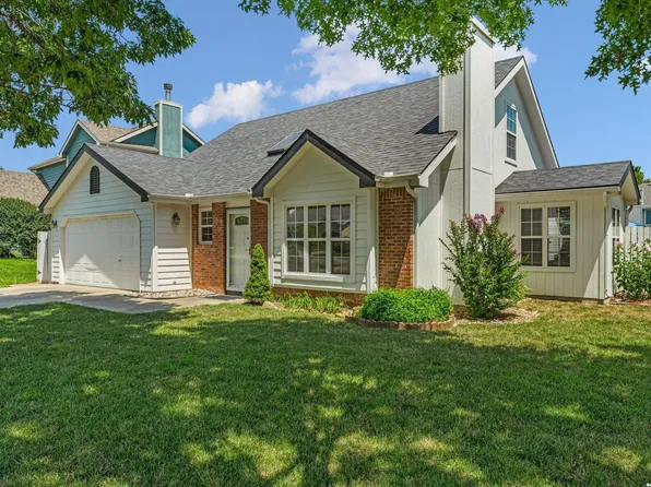 600 N Salsbury Ct, Lawrence, KS 66049