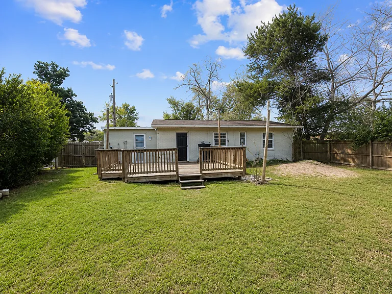 4028 Loys Dr — Photo 4