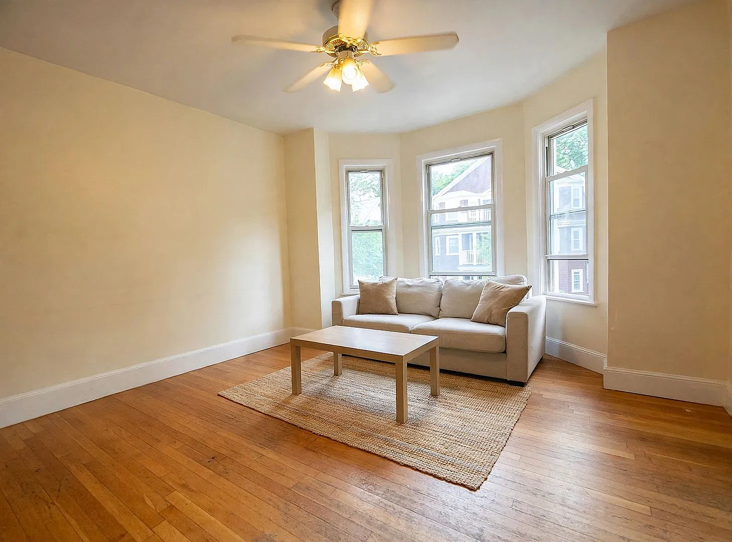 No Fee Apt Perfectly located near BU! Sunny & Spacious Apartment with 2 full bathrooms! — Photo 2