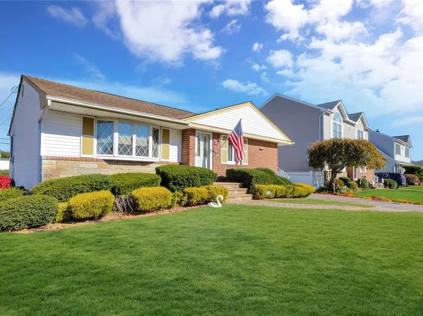 35 Elwood Avenue, Hicksville, NY 11801