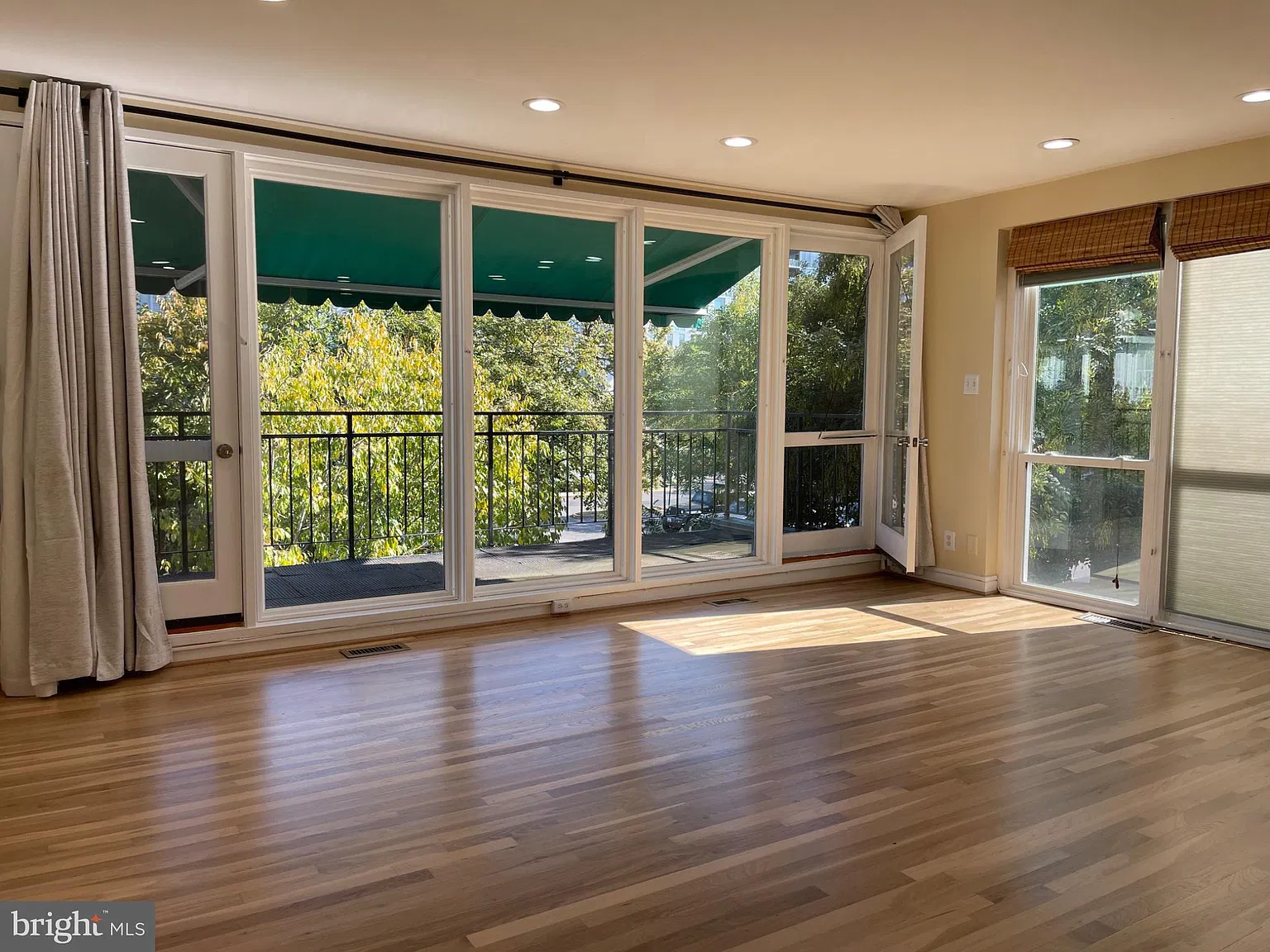 2 bed, 1.5 bath, 975 sqft, $3,200 — Photo 1