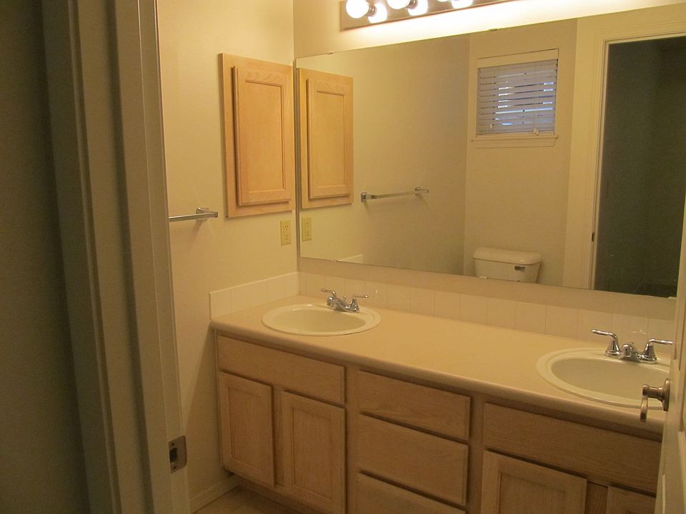 Master bath with dual sinks