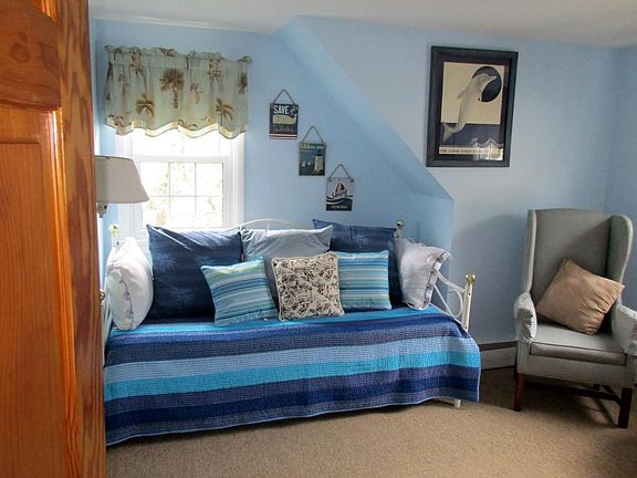 2nd bedroom with twin beds