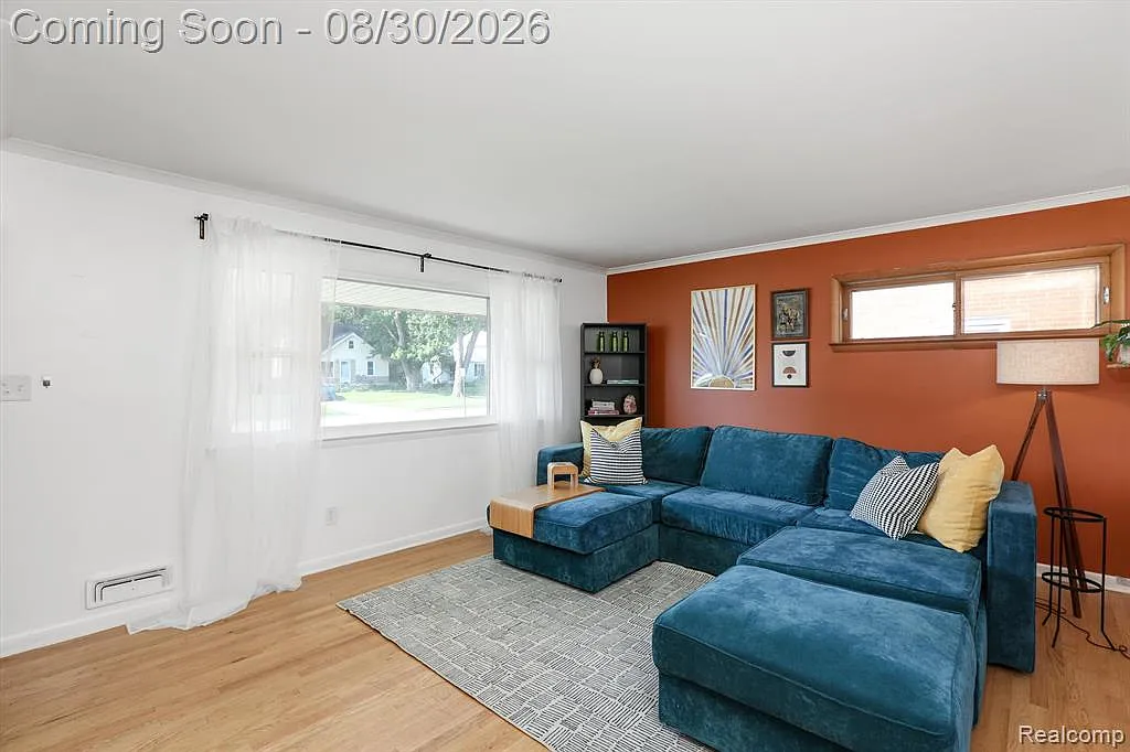3 bed, 1.0 bath, 1025 sqft, $2,000 — Photo 2