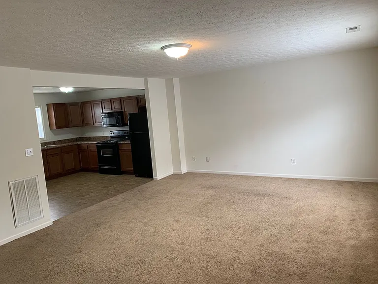 20 Station Ln NE — Photo 3