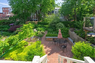 Rented by New York Casas Ltd.