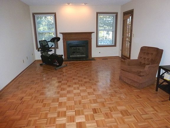 5th image of 344 Essex Ct