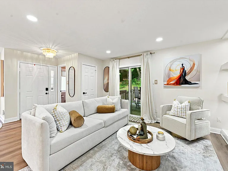 63 E Jonathan Ct — Photo 6