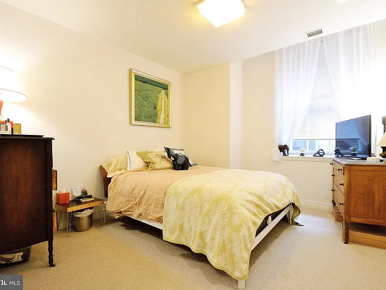 1600 Arch St #812 — Photo 9