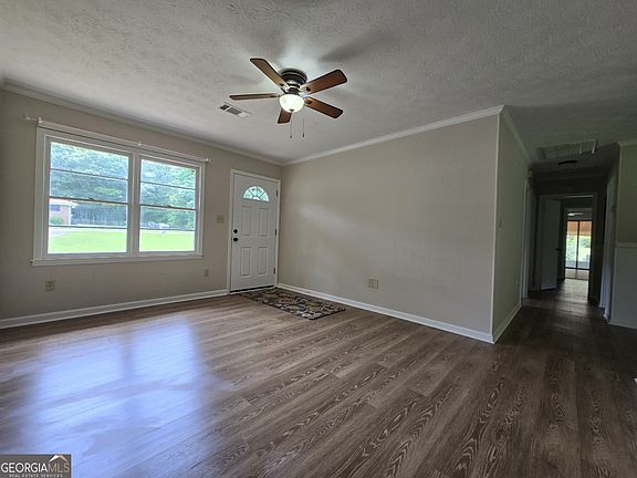 3rd image of 606 Viewpoint Dr