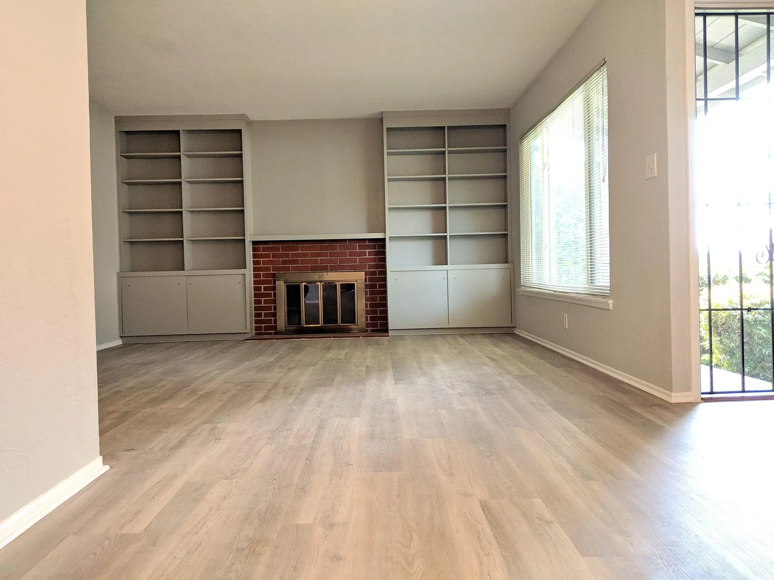 3 bed, 1054 sqft, $2,695 — Photo 2