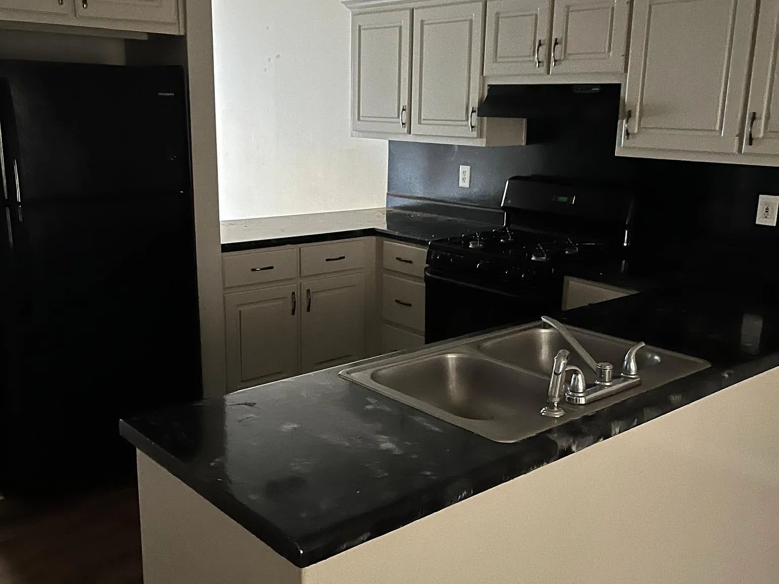 2086 Oakwood Dr — Photo 2