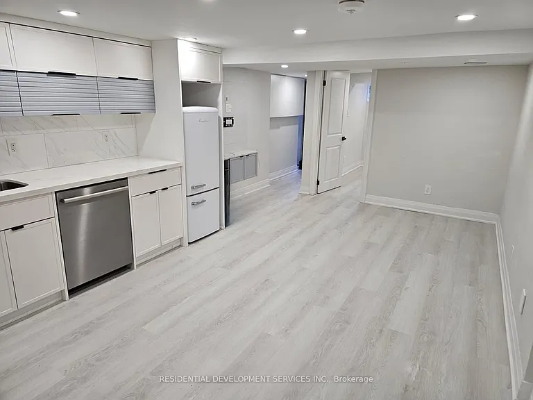 275 Euclid Ave #BASEMENT — Photo 4