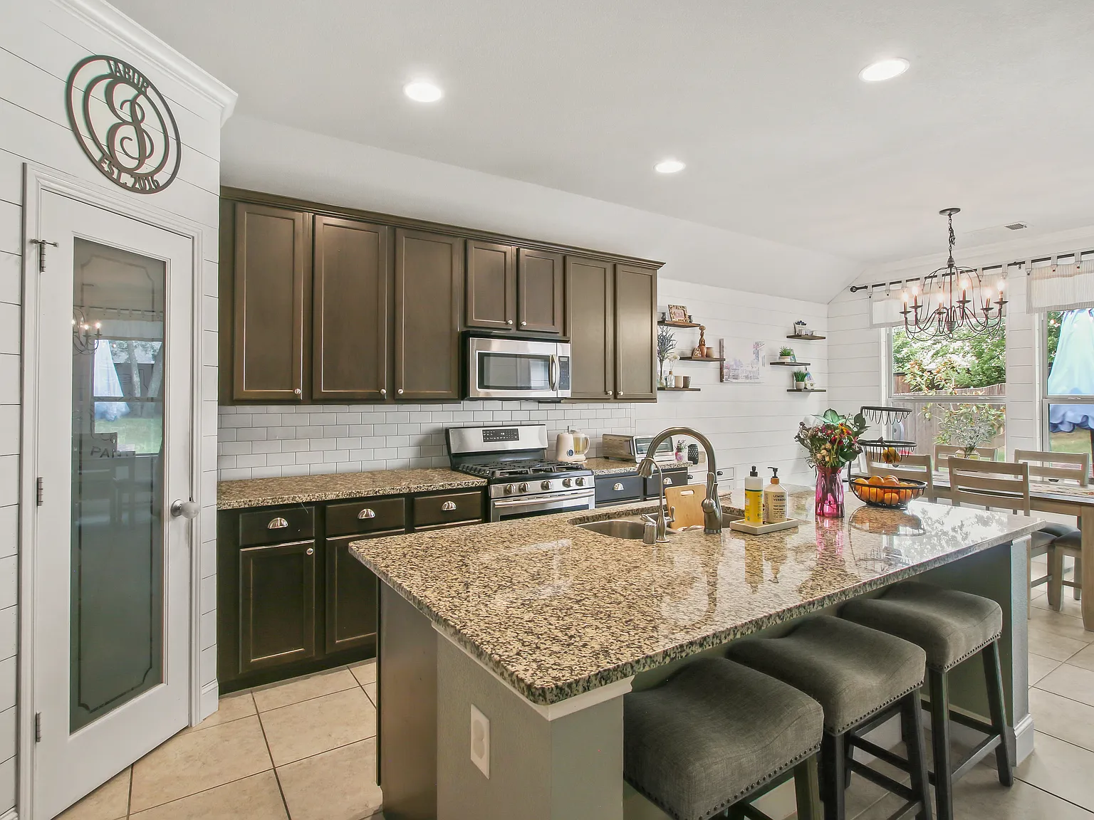 4 bed, 2.5 bath, 2108 sqft, $2,700 — Photo 2